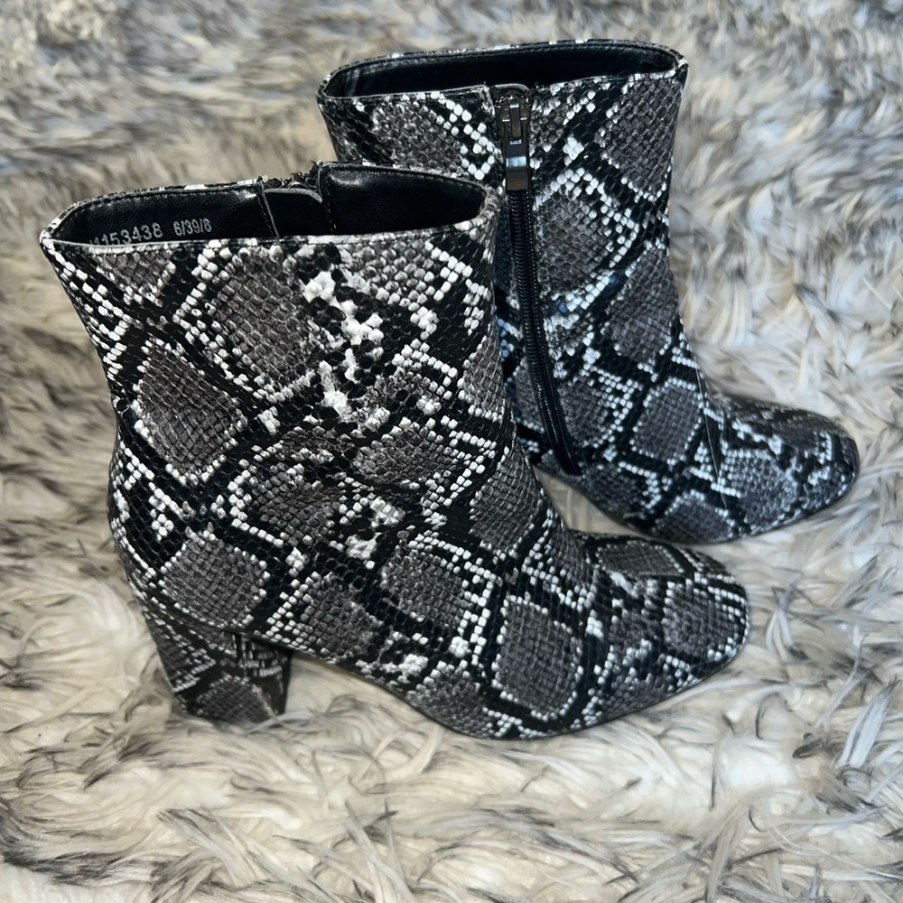 Snake print Heeled Boot Size US8